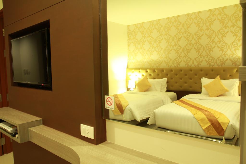 Hemingways Silk Hotel Patong Exterior foto