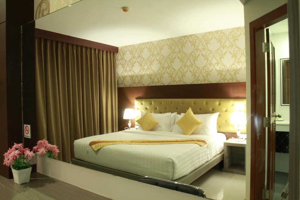 Hemingways Silk Hotel Patong Exterior foto
